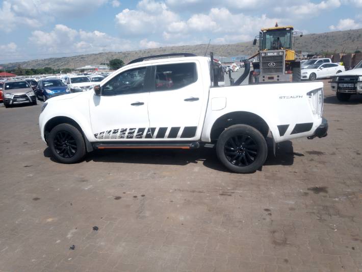 2019 NISSAN NAVARA 2.3D STEALTH R90000