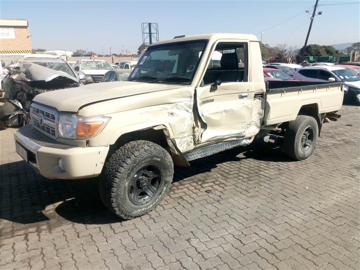 2012 TOYOTA LAND CRUISER 79 4.0P R80 000