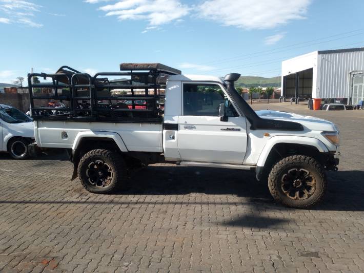 2014 TOYOTA LAND CRUISER 79 4.5D R100 000