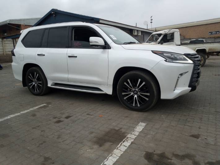 2021 LEXUS LX 4.5TD V8 R265 000