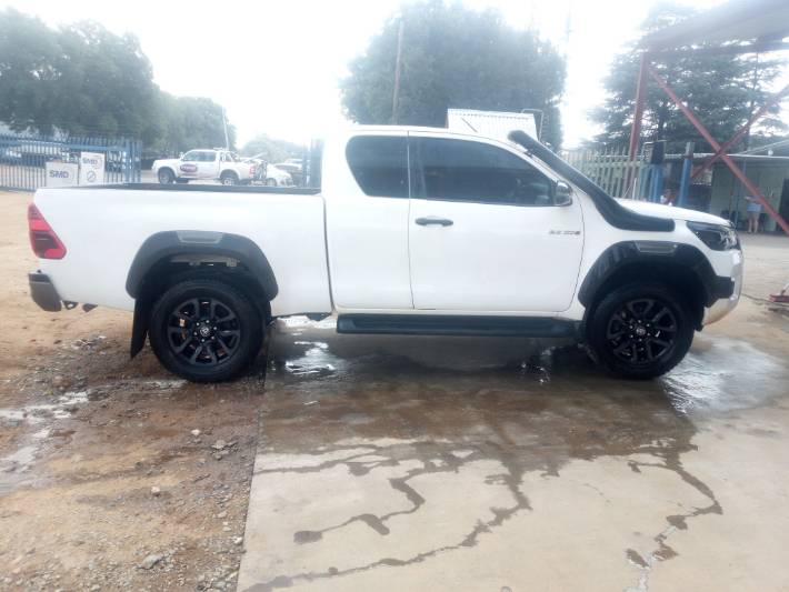 2021 TOYOTA HILUX 2.8 GD-6 RB LEGEND 4X4 R200 000