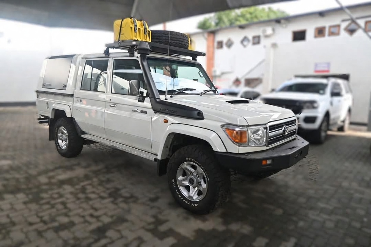 2015 Toyota Land Cruiser 79 4.5 D Double-Cab