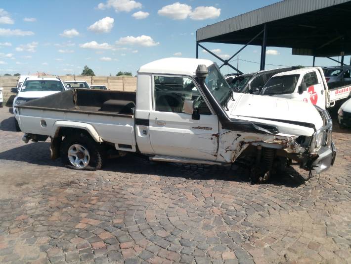 2014 TOYOTA LAND CRUISER 79 4.5D R85000